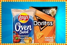 Zak Lay’s Oven Baked Roasted Paprika chips en zak Doritos Nacho Cheese chips tegen een blauwe achtergrond met lichte rand.