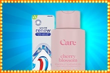 Tandpasta van het merk White Renew naast een roze fles Care Cherry Blossom douchegel, weergegeven op een blauwe achtergrond met verlichte rand.