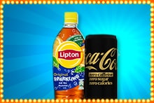 Fles Lipton Original Sparkling en een blikje Coca-Cola zero caffeine tegen een blauwe achtergrond met lichtgevende rand.