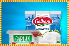 Mozzarella van Galbani en Garlan verpakt tegen een blauwe achtergrond