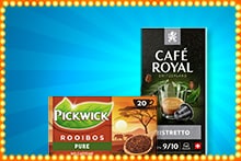Pickwick Rooibos thee en Café Royal Ristretto koffiecups tegen een blauwe achtergrond met lichteffecten