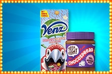 Venz hagelslag verpakking naast een pot Yeen Right! Chocospread, tegen een blauwe achtergrond met lichteffecten.