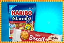 Zak Haribo Starmix Bites en rol Lotus Biscoff Vanille koekjes tegen blauwe achtergrond