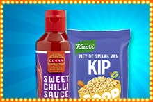 Fles Go-Tan Sweet Chilli Sauce en zakje Knorr kip noedelsoep tegen een blauwe achtergrond met lichte rand.