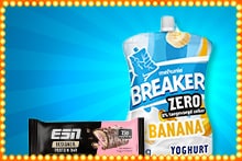 Breaker Zero banaan yoghurt en een ESN Designer Protein Bar op een blauwe achtergrond