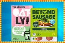 Twee vegan producten: Oatly Matcha Aardbei haverdrank en Beyond Sausage Original plantaardige worsten, getoond tegen een blauwe achtergrond met lichte rand.