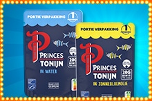 Twee verpakkingen Princes tonijn, één in water en één in zonnebloemolie, met portieverpakking-aanduiding op een blauwe achtergrond.