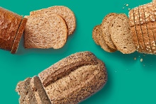 Gesneden broden op een groene achtergrond