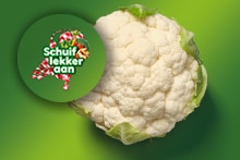Bloemkool op een groene achtergrond met een sticker waarop staat "Schuif lekker aan" versierd met snoep.