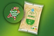 Zak geraspte AH jong kaas op een groene achtergrond met de tekst "Schuif lekker aan".