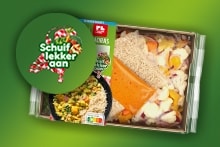 Kant-en-klare maaltijdverpakking van Albert Heijn Tandoori met kip en rijst, op een groene achtergrond. Tekst op cirkel: "Schuif lekker aan".