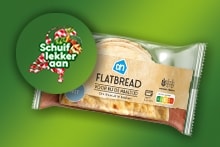 Alt tekst: AH flatbread in verpakking, met een groene cirkel waarop "Schuif lekker aan" staat, tegen een groene achtergrond.
