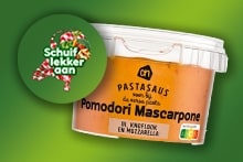 Albert Heijn pastasaus Pomodori Mascarpone verpakking op groene achtergrond met 'Schuif lekker aan' tekst in kerstthema.