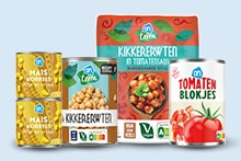Verschillende AH blikken en verpakkingen met groenten, waaronder kikkererwten, mais en tomatenblokjes