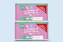 Stapels AH Extra Zacht & Sterk toiletpapier verpakkingen met paarse verpakking en witte tekst