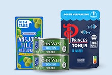 Schaaltje met Fish Tales ansjovisfilets, twee blikjes John West tonijn in water en een zakje Princes tonijn in water tegen lichtblauwe achtergrond