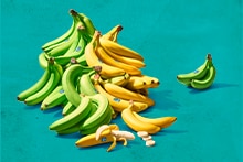 Groene en gele bananen op een blauwe achtergrond