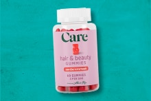 Care hair & beauty gummies fles op turquoise achtergrond