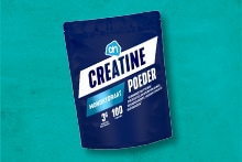 AH Creatine Poeder verpakking op een blauwe achtergrond