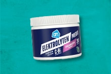 AH Elektrolyten Poeder verpakking tegen een blauwe achtergrond