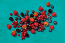 Gemengde bessen op een blauwe achtergrond