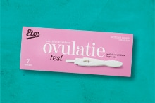 Ovulatietest van Etos op een turquoise achtergrond.