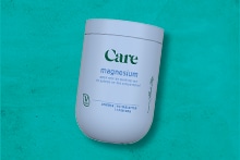 Magnesium supplement in Care-verpakking op een groene achtergrond