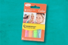 Ohr-O-Pax Color oordopjes verpakking op een turquoise achtergrond