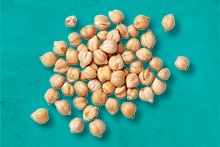 Kikkererwten op een groene achtergrond.