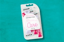 Wegwerp scheermesjes van het merk Care in een verpakking met roze accenten.