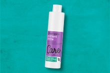Care shampoo fles tegen een turquoise achtergrond