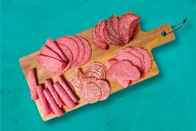 Vleeswaren op een houten snijplank