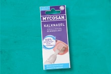 Mycosan Kalknagel verpakking op een turkooizen achtergrond