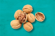 Walnoten op een turquoise achtergrond