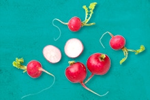 Radijsjes en halve radijs op een turquoise achtergrond