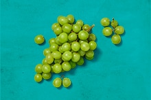 Groene druiven op een turquoise achtergrond