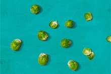 Verse spruitjes verspreid op een blauwe achtergrond