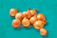 Sjalotten op een blauwe achtergrond