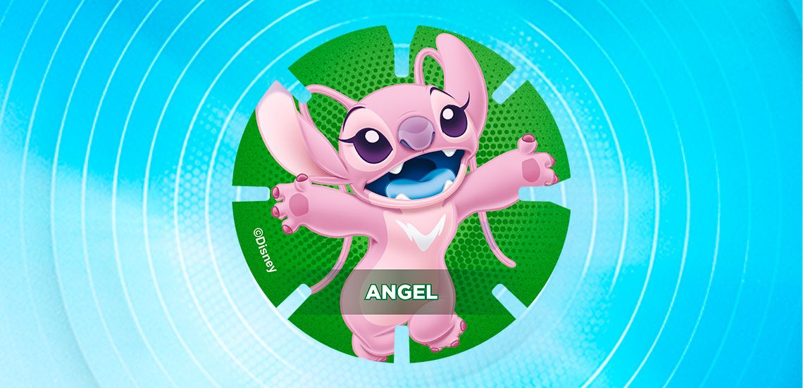Disney-figuur Angel uit Lilo & Stitch, roze, met uitgestrekte armen op een groene en blauwe achtergrond.