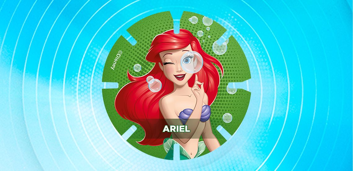 Afbeelding van Disney-personage Ariel, de kleine zeemeermin, met rood haar en een paarse schelpenbikini, omringd door luchtbellen op een groene achtergrond met haar naam "Ariel" onderin.