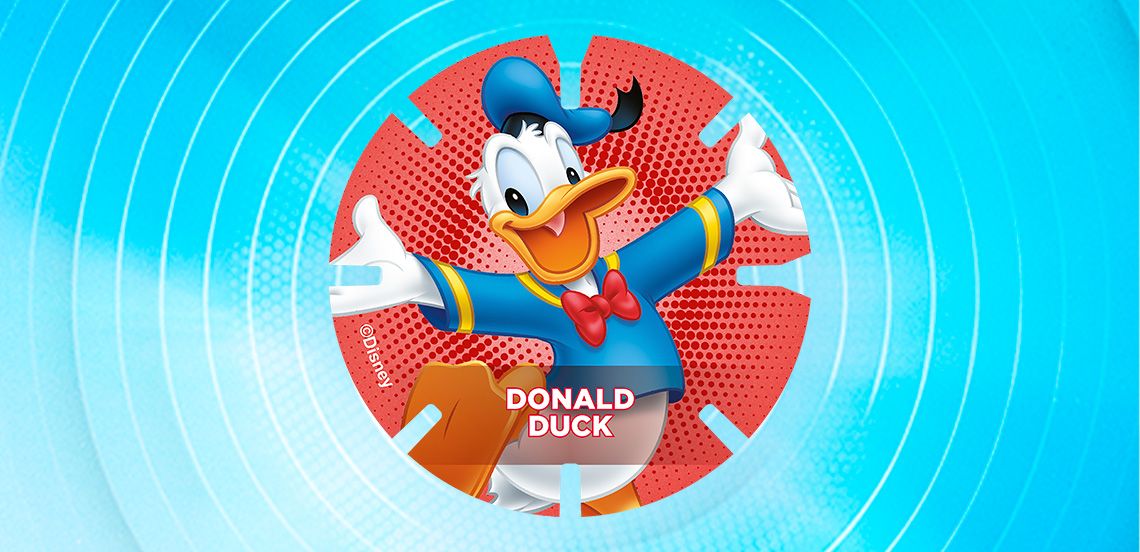 Donald Duck figuur uit Disney, vrolijk lachend en gekleed in een blauw matrozenpak met rode strik, tegen een rood ronde achtergrond met blauwe cirkelpatronen.