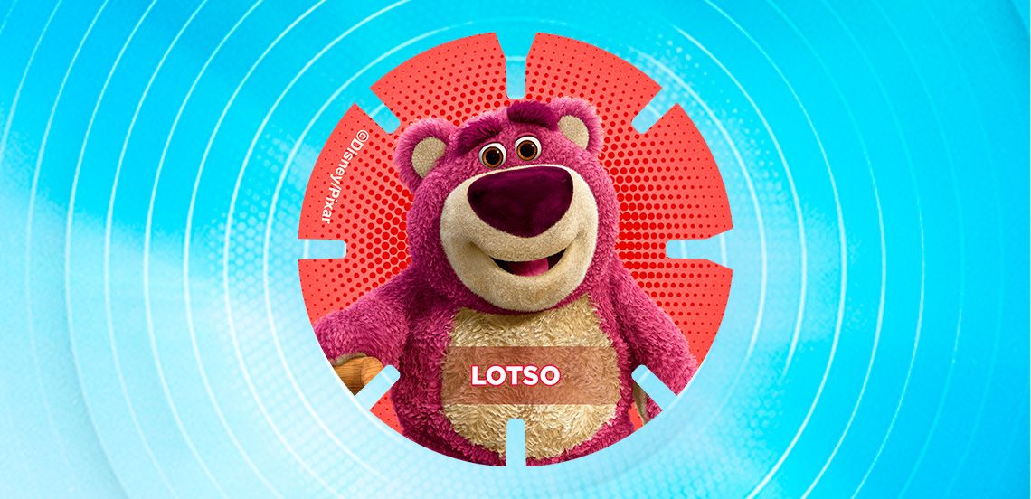 Plusherige Lotso knuffelbeer uit Toy Story met roze vacht en beige buik, op een ronde kaart met rode achtergrond, omringd door een blauwe cirkelvormige design.