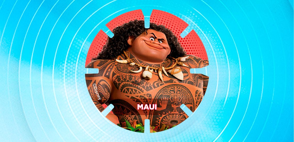 Afbeelding van Maui, een gespierde en getatoeëerde animatiefiguur uit de Disney-film Vaiana, met een ketting van tanden rondom zijn nek, tegen een blauwe cirkelvormige achtergrond.