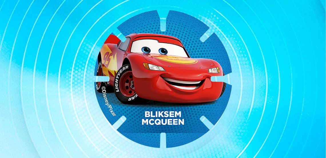 Afbeelding van Bliksem McQueen, het rode raceautootje uit Disney Pixar Cars, tegen een blauwe cirkelvormige achtergrond.
