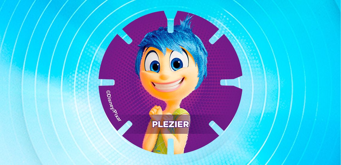 Animatiefiguur Joy uit de Disney/Pixar film Inside Out met blauwe haren op een paarse achtergrond, met het woord "PLEZIER" in het midden.