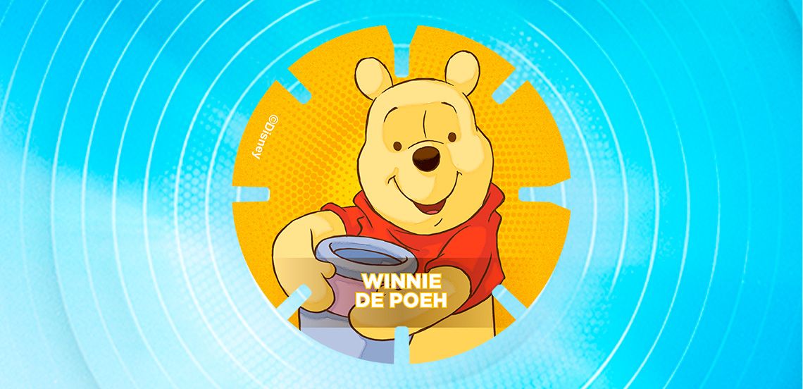 Illustratie van Disney's Winnie de Poeh met een honingpot op een ronde, gele achtergrond, met daarachter een blauw gestreept patroon.