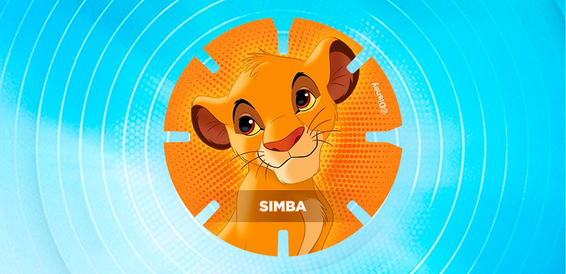 Afbeelding van Simba, het bekende Disney-personage uit De Leeuwenkoning, op een ronde oranje schijf met zijn naam in witte letters. De achtergrond is lichtblauw met witte ringen.