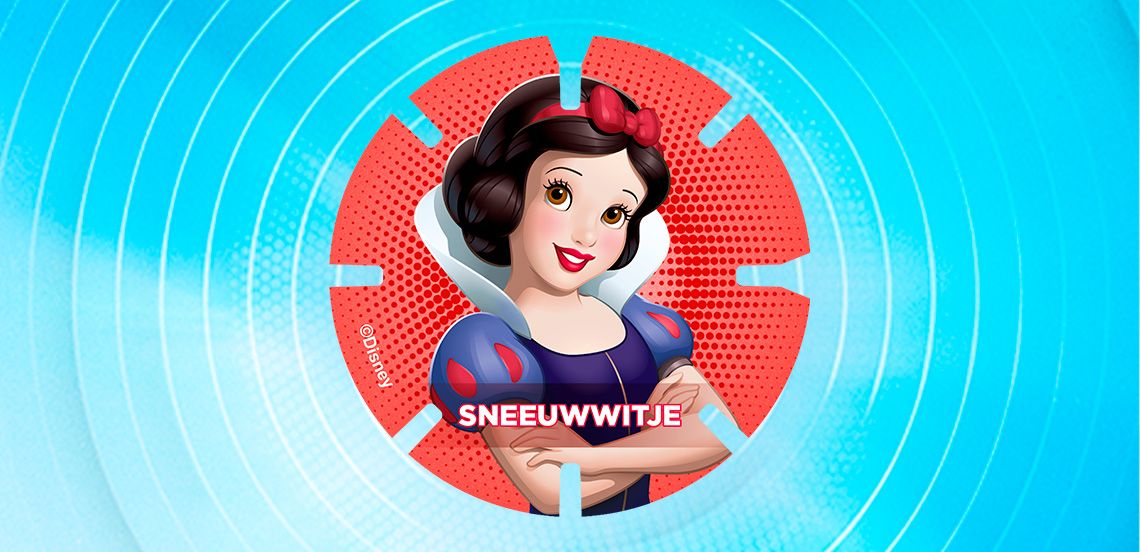 Afbeelding van Disney's Sneeuwwitje met gevouwen armen op een rood cirkelvormig achtergrondpatroon en blauwe effecten rondom.