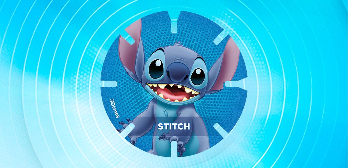 Disney figuur Stitch op een ronde blauwe achtergrond met zijn naam in het midden, omringd door een patroon met witte cirkels.