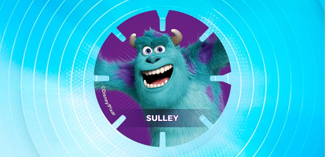 Sulley, het blauwe monster uit Disney Pixar's Monsters, Inc., met paarse vlekken, lachend en met uitgestrekte armen op een felgekleurde achtergrond.